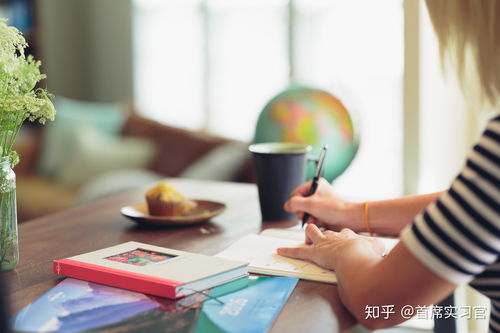 家有新人初入職場(chǎng) 一份家庭教育視角的入門忠告與陪伴指南\n\n親愛(ài)的家長(zhǎng)朋友 \n當(dāng)您的孩子手握入職通知書(shū)，躊躇滿志地踏入寫字樓的玻璃門時(shí)，您是否也在暗地里揪心？這不僅是孩子人生劇本的全新篇章，更是家庭教育智慧的“變現(xiàn)”時(shí)刻。今夜，我們不曬工資單也不砸硬回憶，談?wù)勀欠庀蚵殘?chǎng)遞出道聲的背后，需要怎樣的家庭背書(shū)、情緒兜底與柔軟成長(zhǎng)哲學(xué)。\n\n為您準(zhǔn)備的這份清單——不講成敗廢話，不全俗世江湖冊(cè)頁(yè)，只與您構(gòu)建讓孩子有所把穩(wěn)的行風(fēng)來(lái)勢(shì) “三件事不進(jìn)家里鬧意氣”“兩項(xiàng)功夫打下半世沉定”。只需每天吸收一路之上一兩槽精